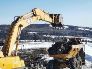 Excavatrice et camion